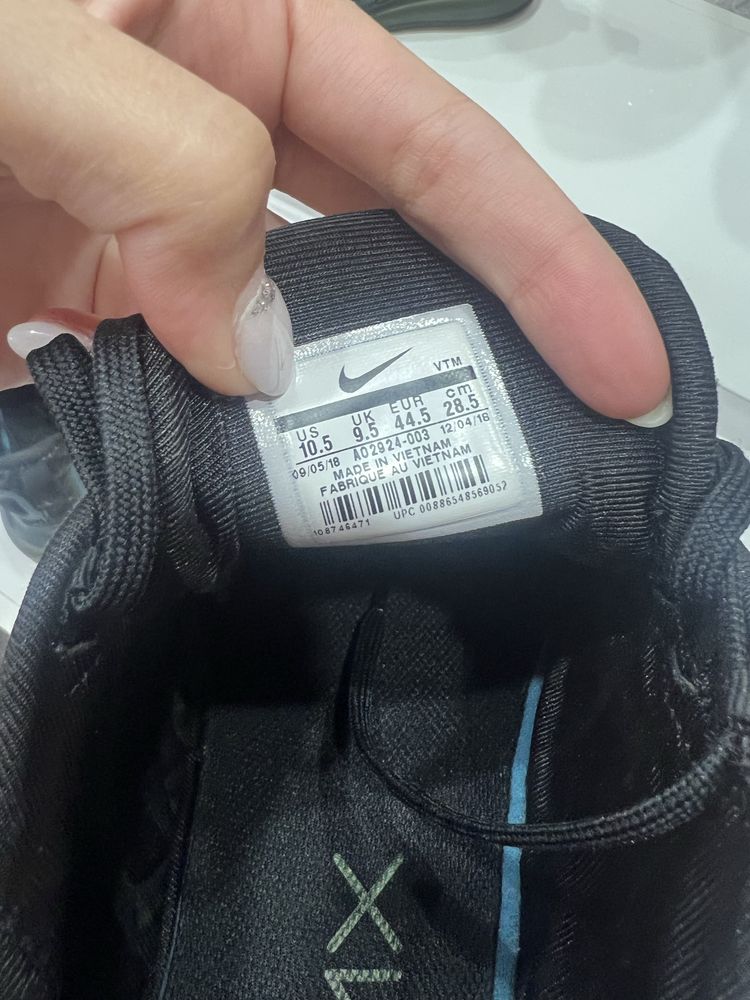 Обувки Nike.
