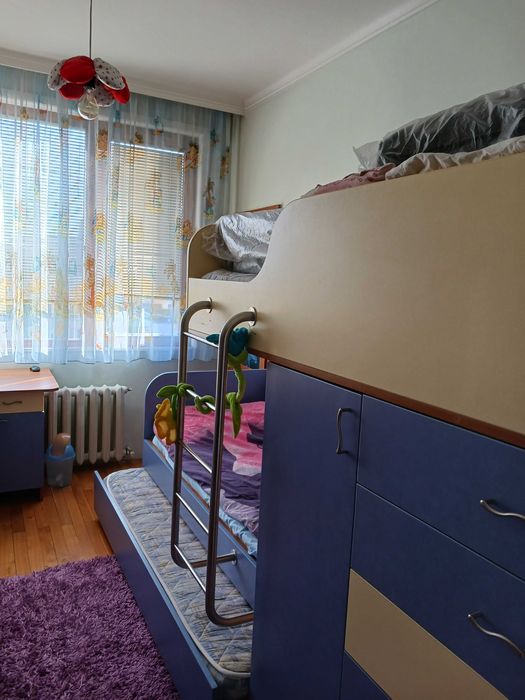 Двуетажно легло с изтеглящо се трето легло със скрин и обемна ракла.