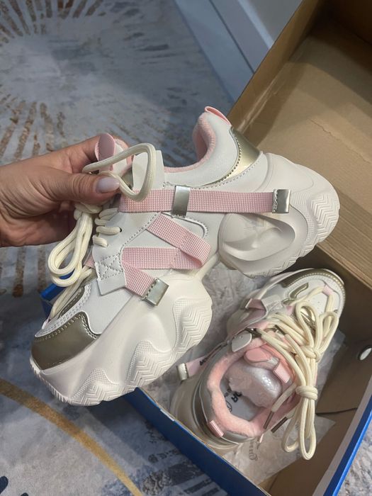 Продам новые трендовые кроссовки 34-35р