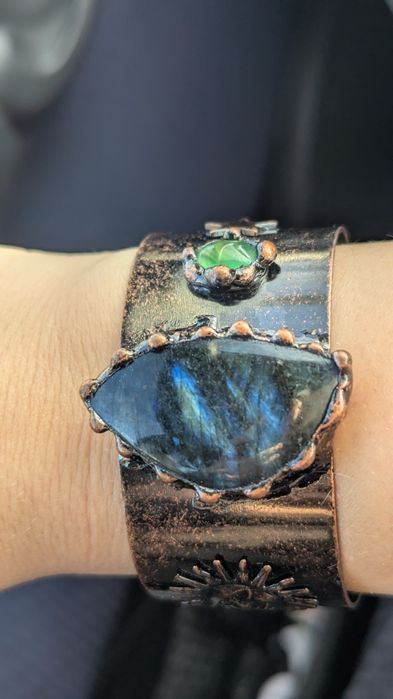 Гривна с естествени камъни и материали.