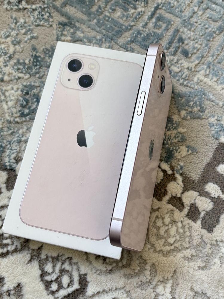 iPhone 13 розовый