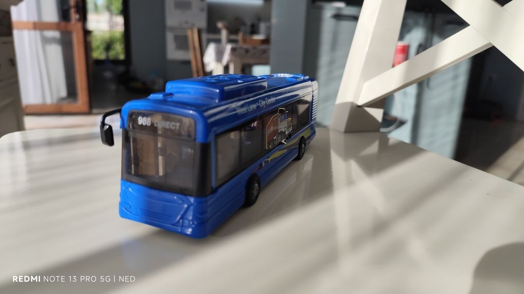Автобуси играчки