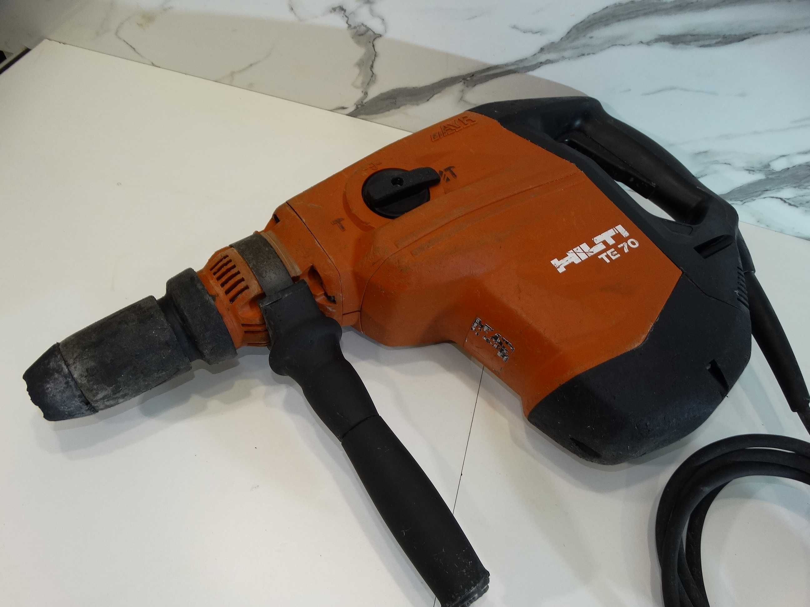 Резервиран - Hilti TE 70 AVR - Ударо пробивна машина 11.5 J