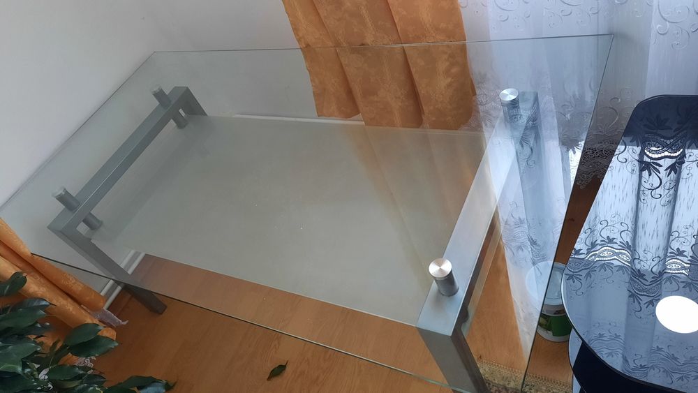 Vand doua masuta de sticla