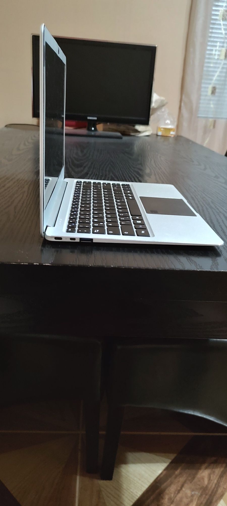 Laptop Trekstor slim carcasă de aluminiu.