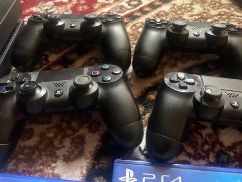 PlayStation 4 срочно сотилади