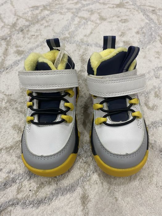 Детские демисезонные кроссовки , совершенно новые , ни раз не носили