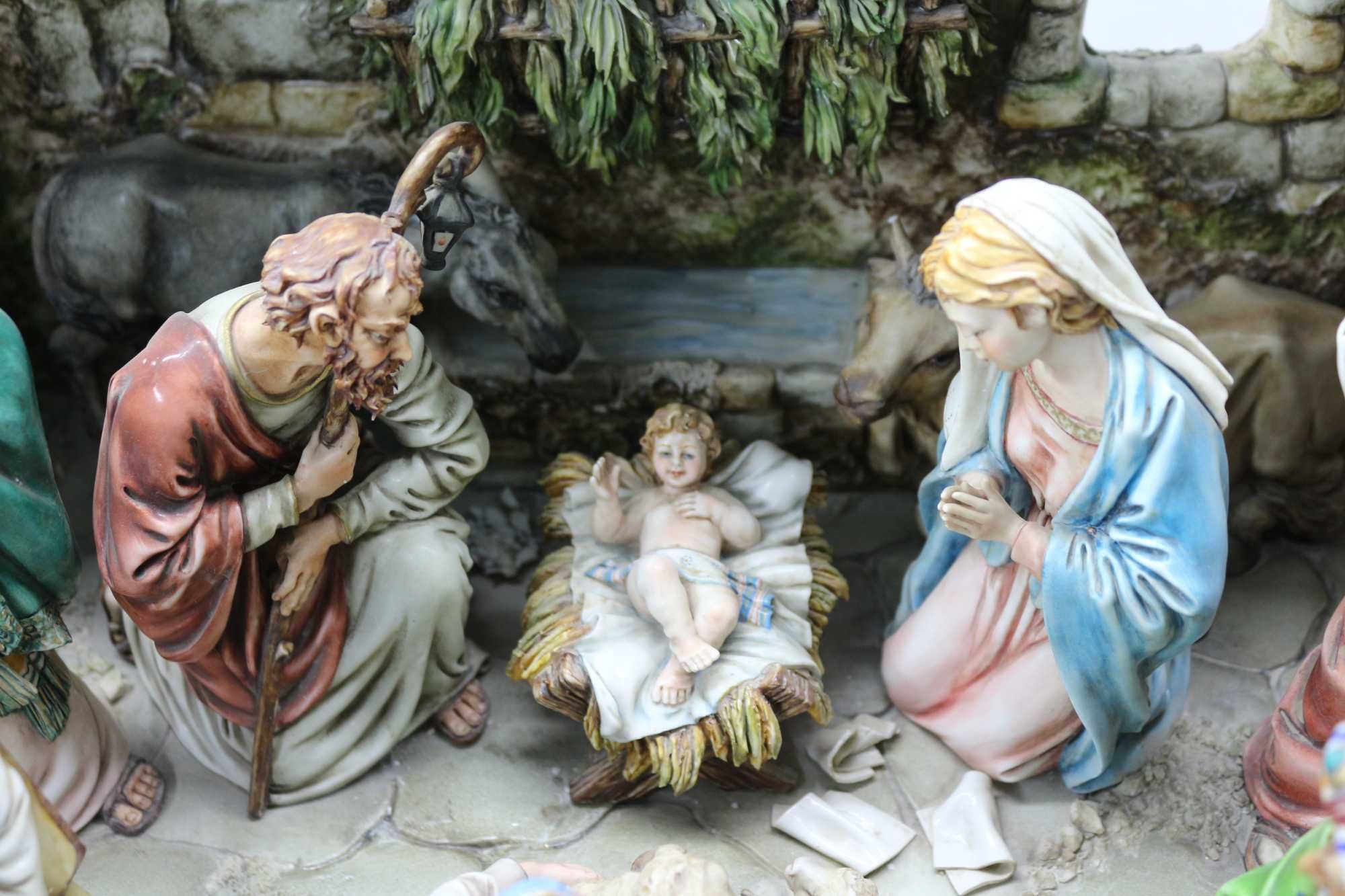 Статуэтка из фарфора Рождение Христа Capodimonte Италия
