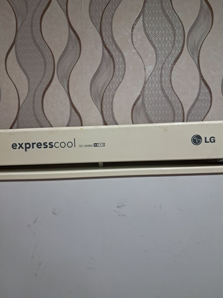 Холодильник LG в отличном состоянии  полки  и все предметы есть целые