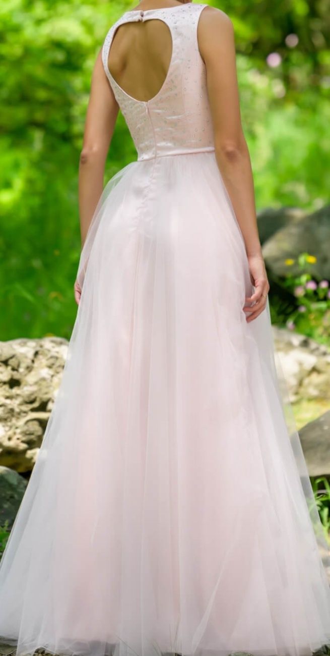 Официална рокля в розов цвят и камъни
