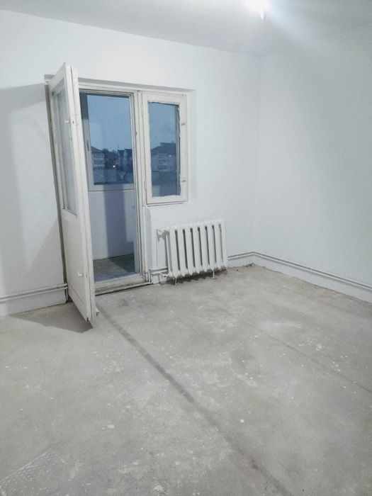 Proprietar vând apartament cu 3 camere,decomandat,