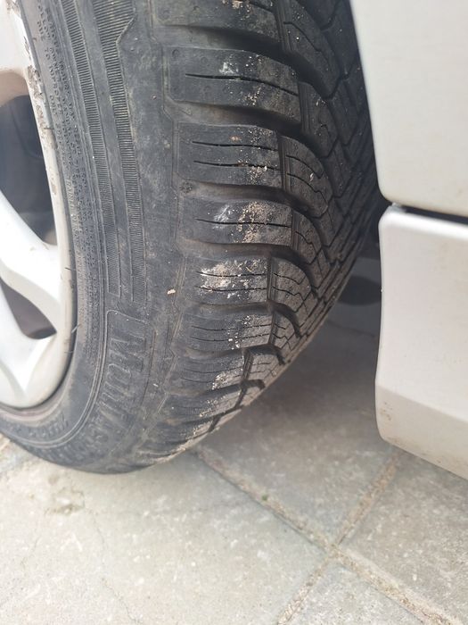 Mercedes B200.     .