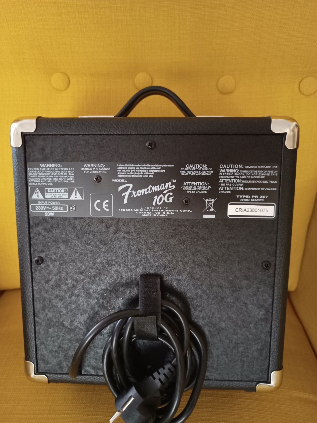 Електрическа китара Fender и класическа китара Fender 4/4