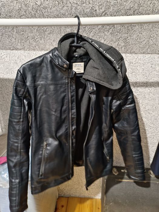 Куртка для мальчика демисезонная с капюшоном.