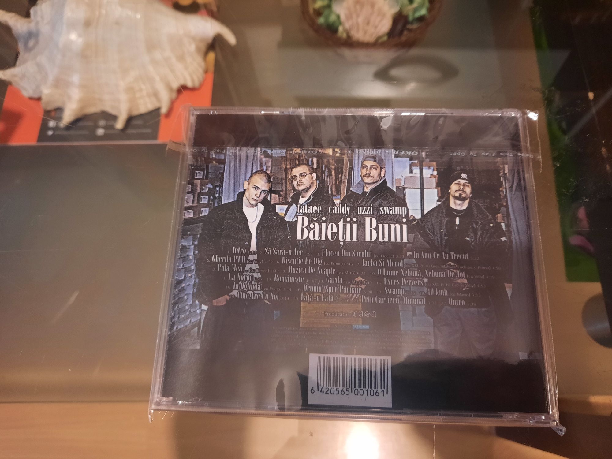 Bug Mafia, cd-uri audio sigilate cu holograma și carte