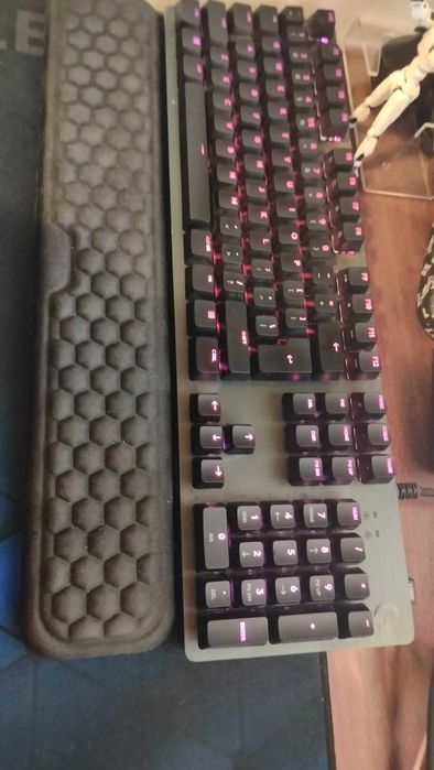 Tastatura gaming mecanica Logitech G512 cu palm rest
