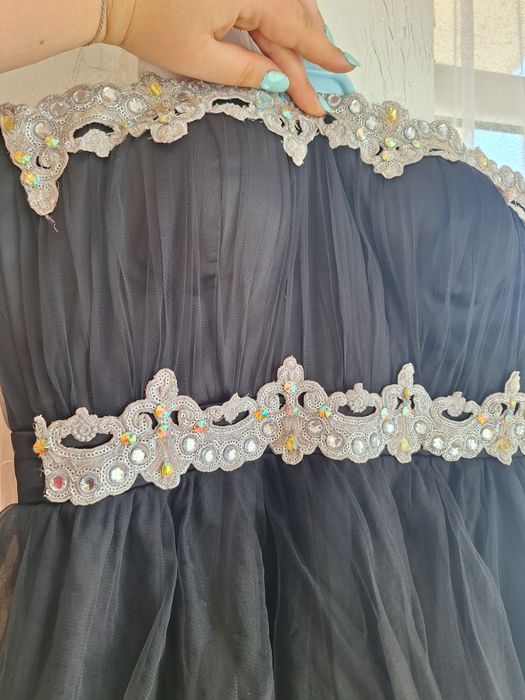 Rochie neagra cu broderie argintie