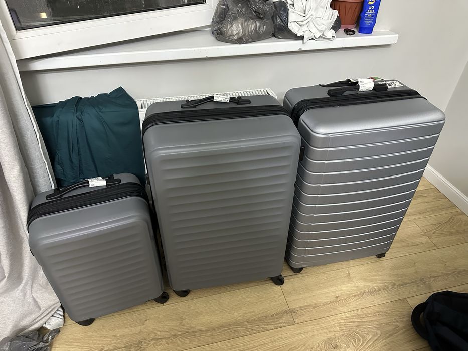 Три чемодана (два больших и одна ручная кладь)