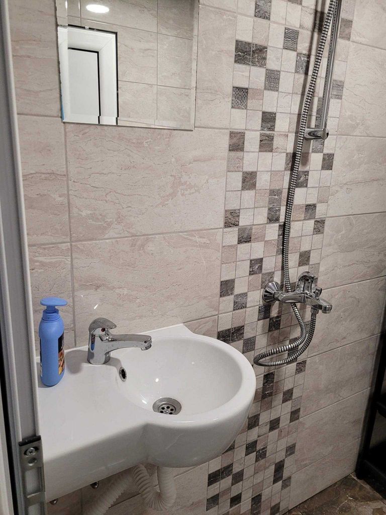 Дава се под наем Едностаен апартамент в Пловдив, Център - 25 кв.м за 200 € - Снимка #2