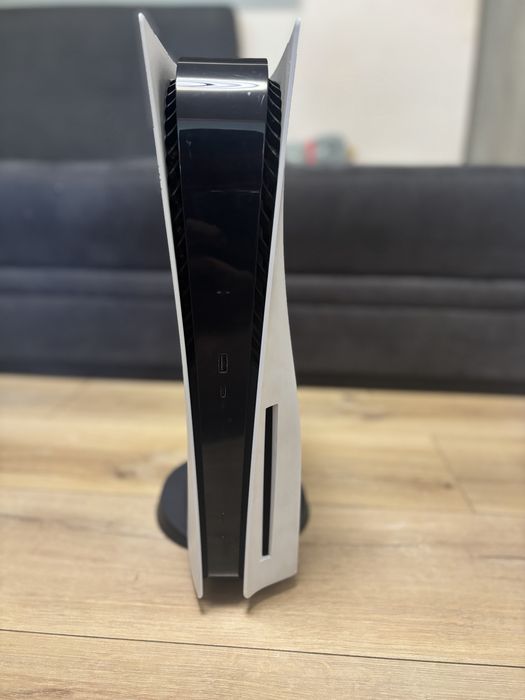 PS5 с 14 игри и 2 джойстика