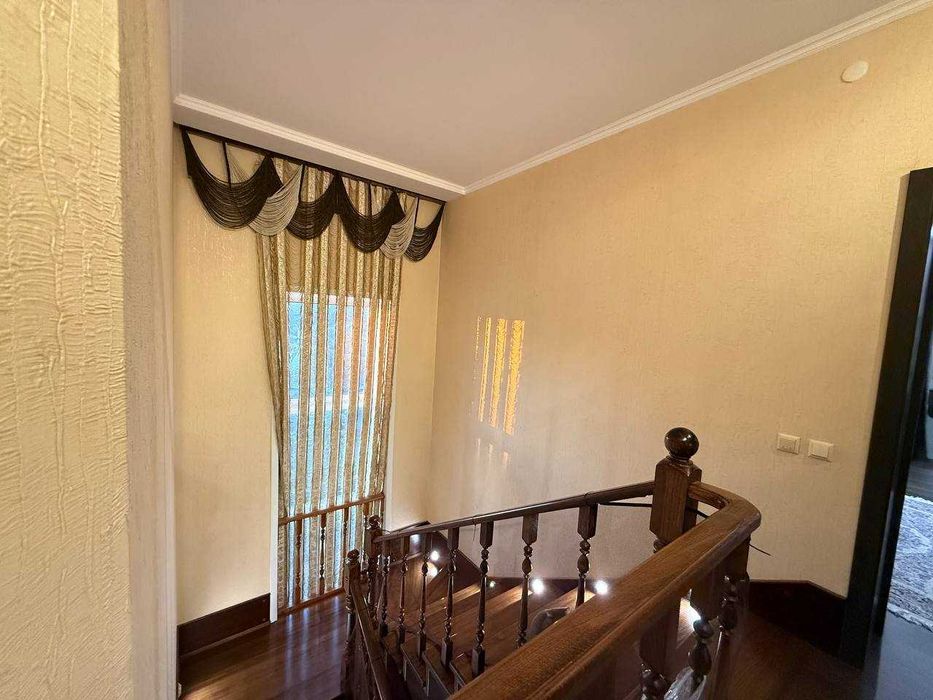 Продается  коттедж в центре города. Можно под коммерцию