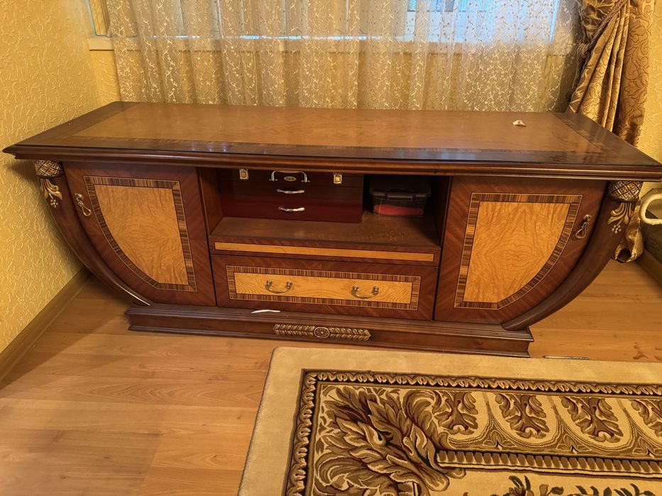 Продаю Италянский Мебел, серван, тумбик и мебельные часы.