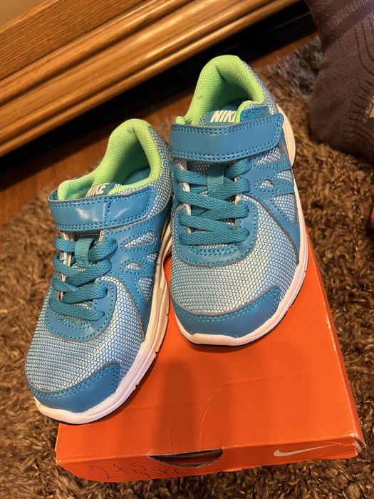 Vand adidasi Nike