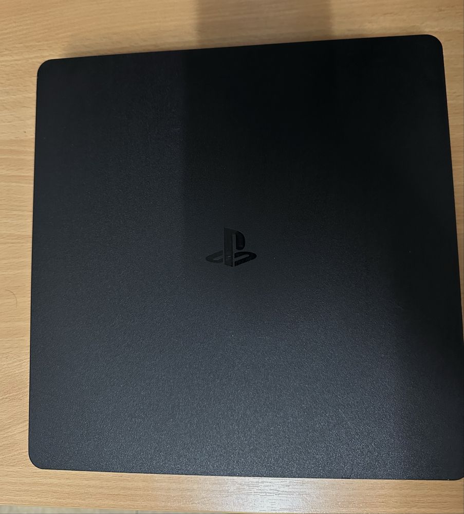 PlayStation4 с два джойстика и 3 игри