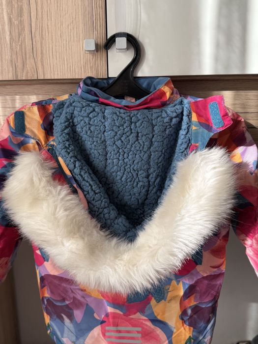 Пррдается куртка на девочку