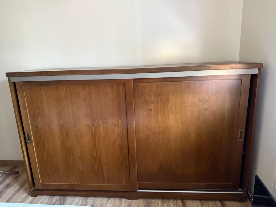 Dulap din lemn masiv de fag, finisaj nuc