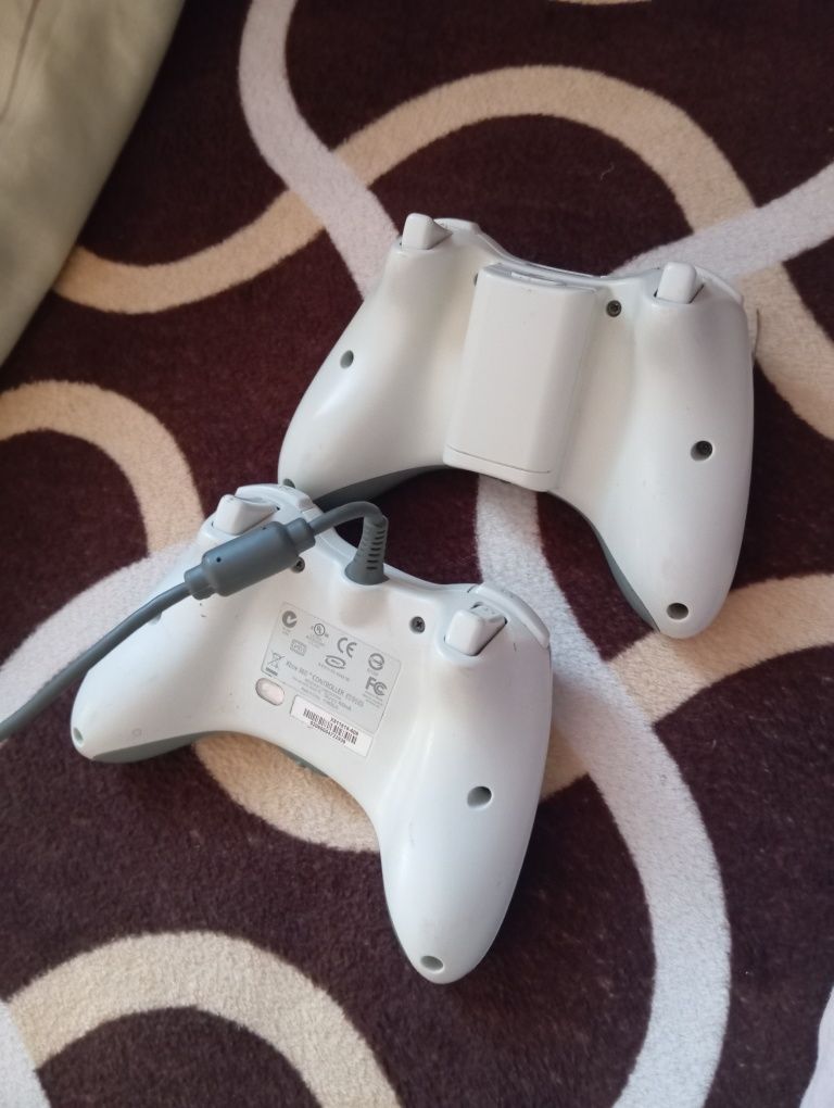 Vând controlerele de Xbox 360 unul cu cablu celelalt cu baterii
