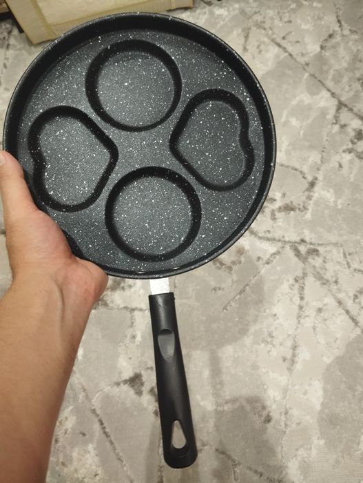 4 bo‘limli marmar qoplamali skovorodka – yurak va yumaloq shakllar.