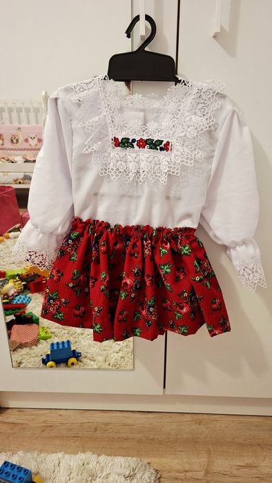 Vând costum tradițional fetiță 3-4ani