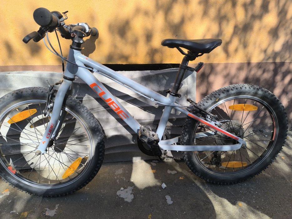 Vând două biciclete Cube Acid 200 Grey Red 200"
