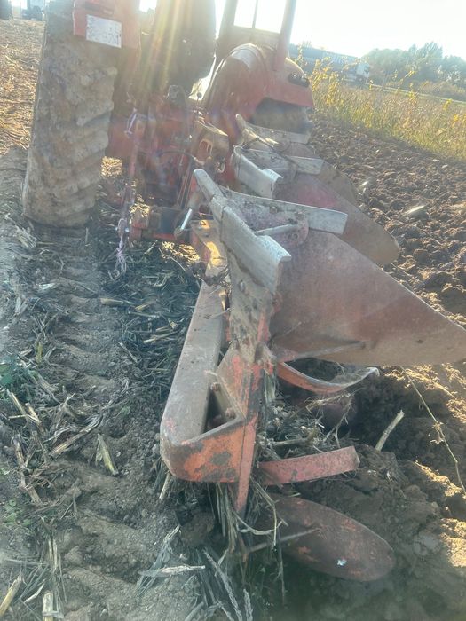 Vând Plug  reversibil   Adus recent  merge foarte bine