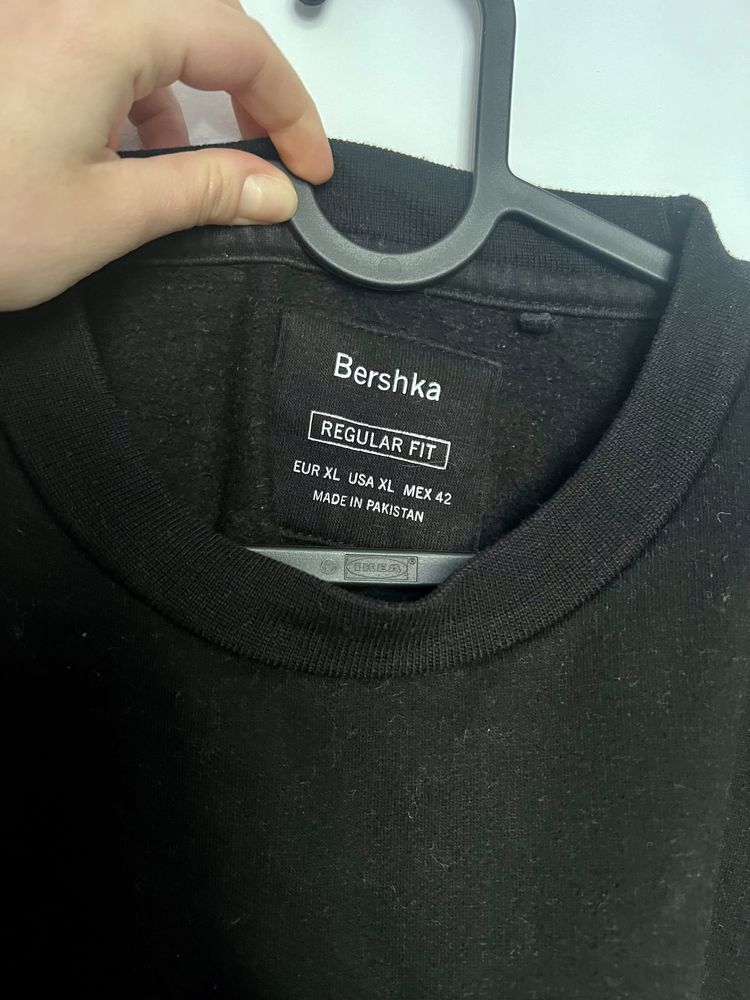 Bluza Bershka neagră L XL cu inima cusuta oversize