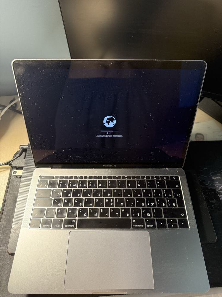 Продам Macbook 2018