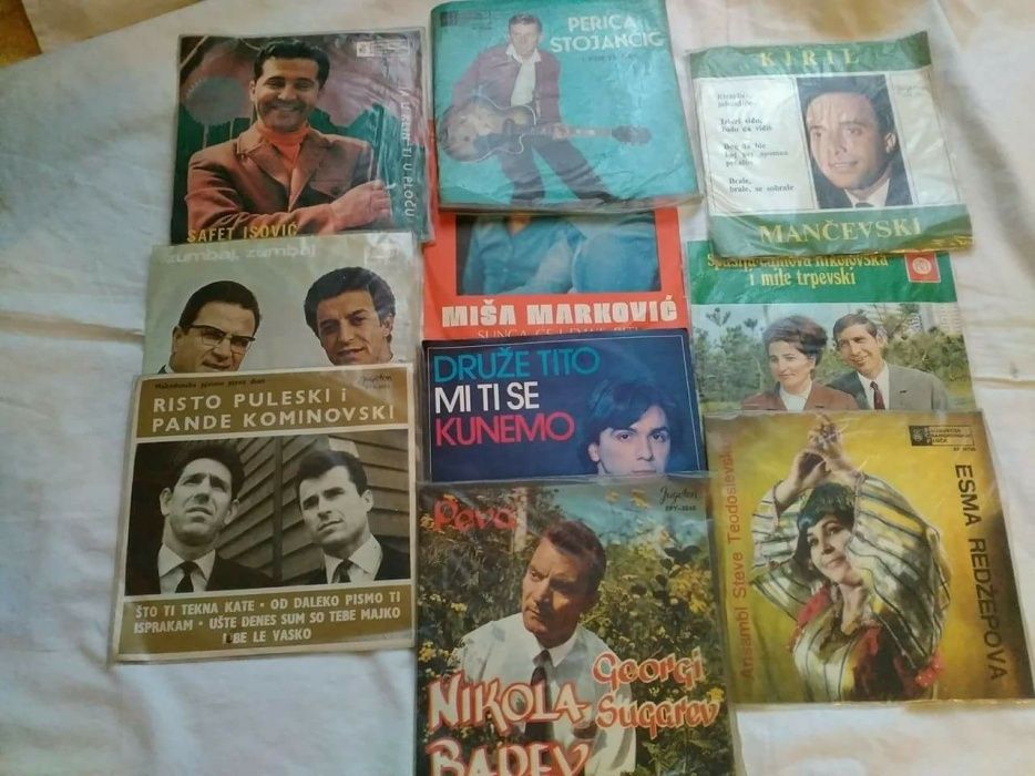 Ретро грамофонни плочи на сръбска, македонска, рок и поп музика