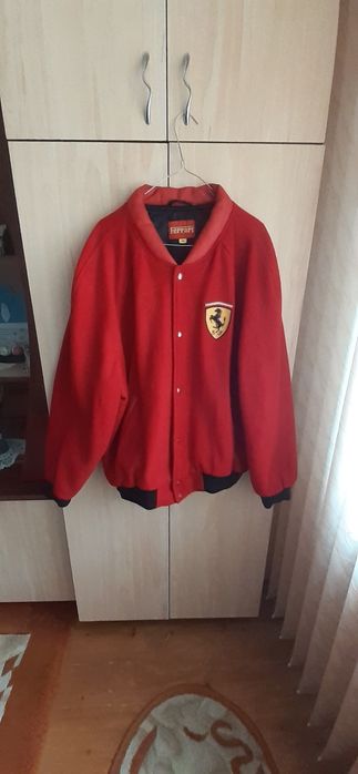 Vând geaca FERRARI