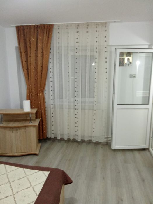 Închiriez garsoniera