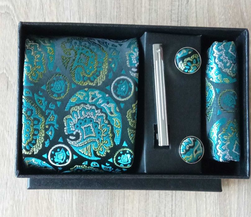 Set cadou pentru barbati (cravata + ac + butoni + batista)