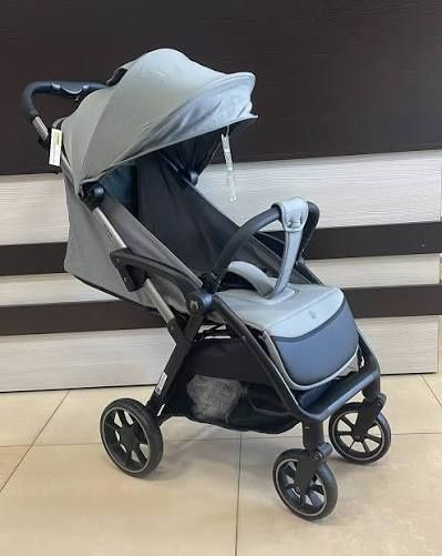 Продается детская коляска с автоматическим складыванием одной рукой.