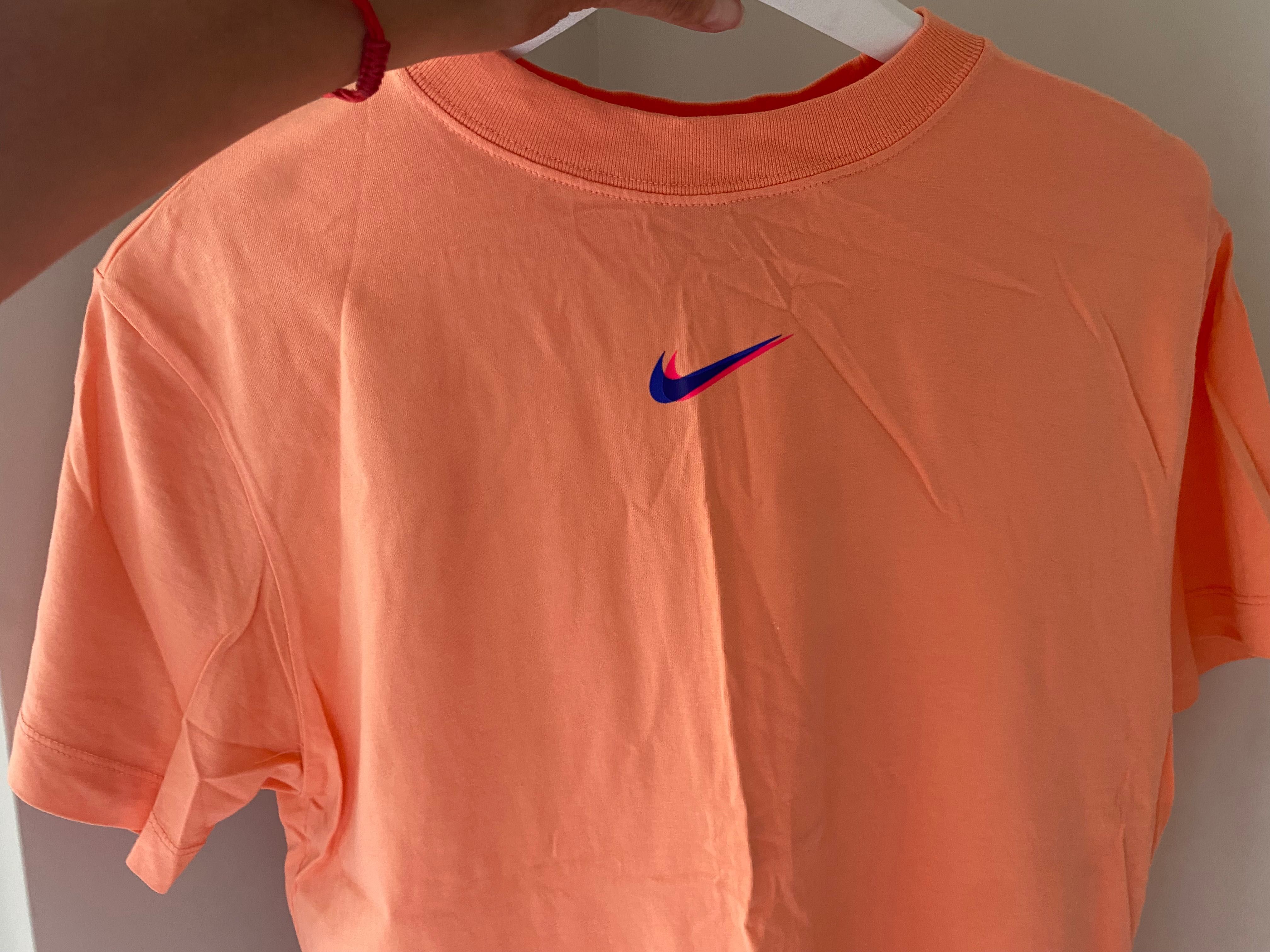 Къса рокля Nike с набор от едната страна