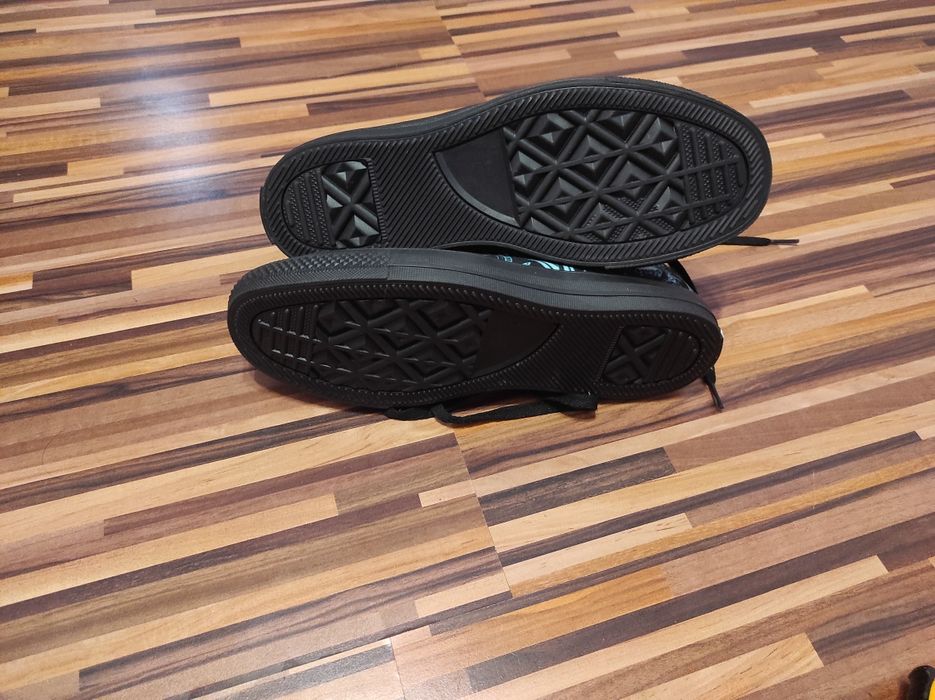 Se vinde tenesi Vans impermeabili  -mărimea 39 / RAAD ,mărimea 41