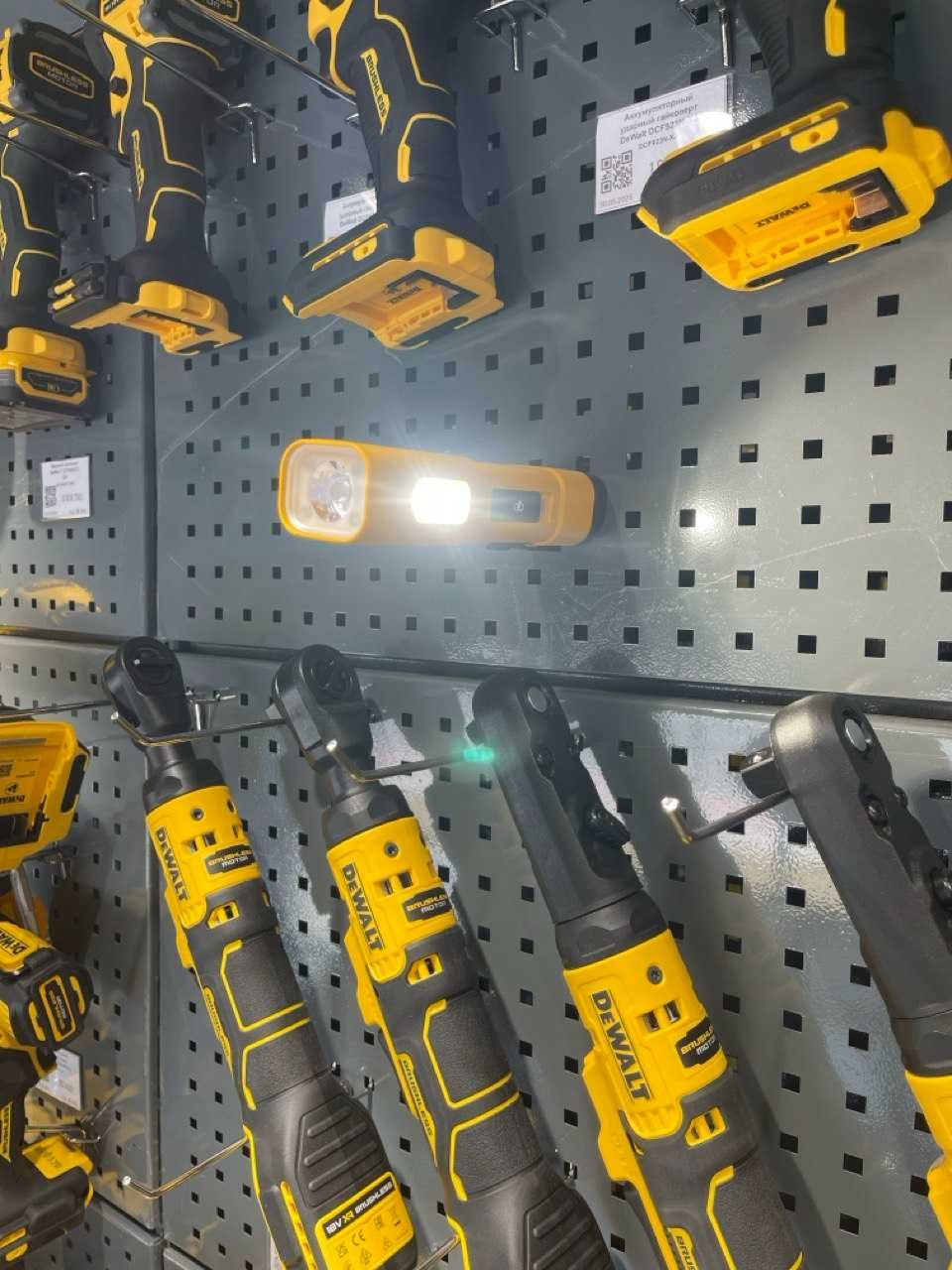 Аккумуляторный фонарь DeWalt DCL183-XJ