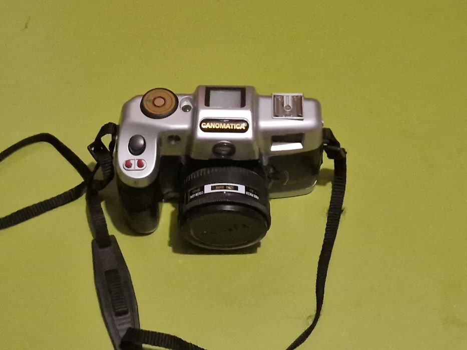 Aparat foto cu film.