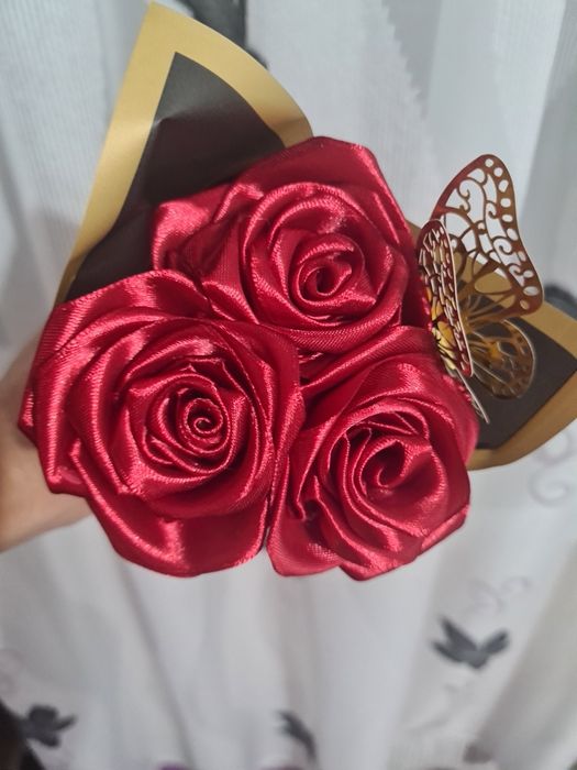 Вечни сатенени рози