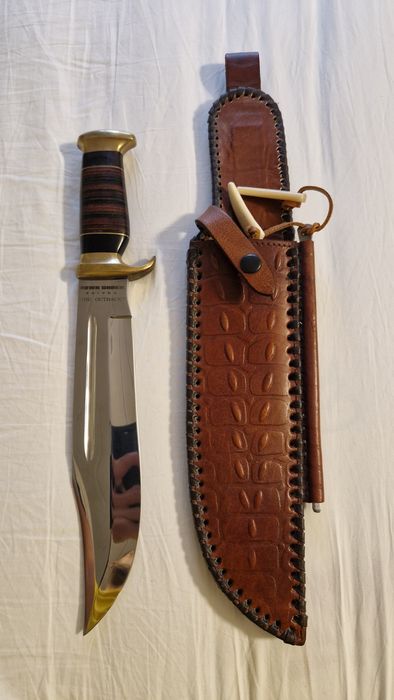 Cuțit cu teacă și pilă