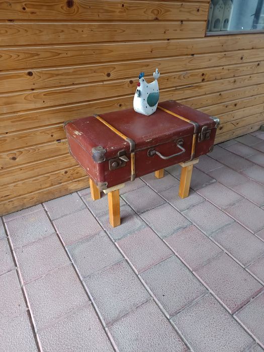 Valiza transformată în comoda sau  masuta