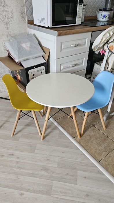 Продам детскийи комплект стол и 2 стула